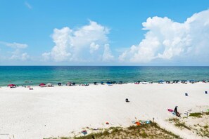 On the beach - Gulf View 3BR at Pinnacle Port | Walk-Out Beach Access + Sleeps 8 (Panama City Beach)