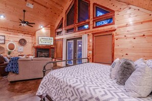 1 bedroom, WiFi, bed sheets - Heaven`s Gate Cabin- (Broken Bow)