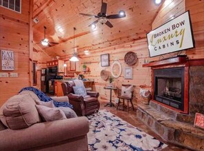 Televisión y chimenea 