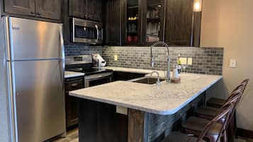 KĂŒhlschrank, Mikrowelle, Ofen, Herdplatte