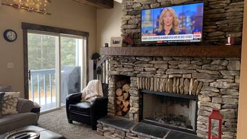 Smart-TV, Kamin, Videospiele, DVD-Player