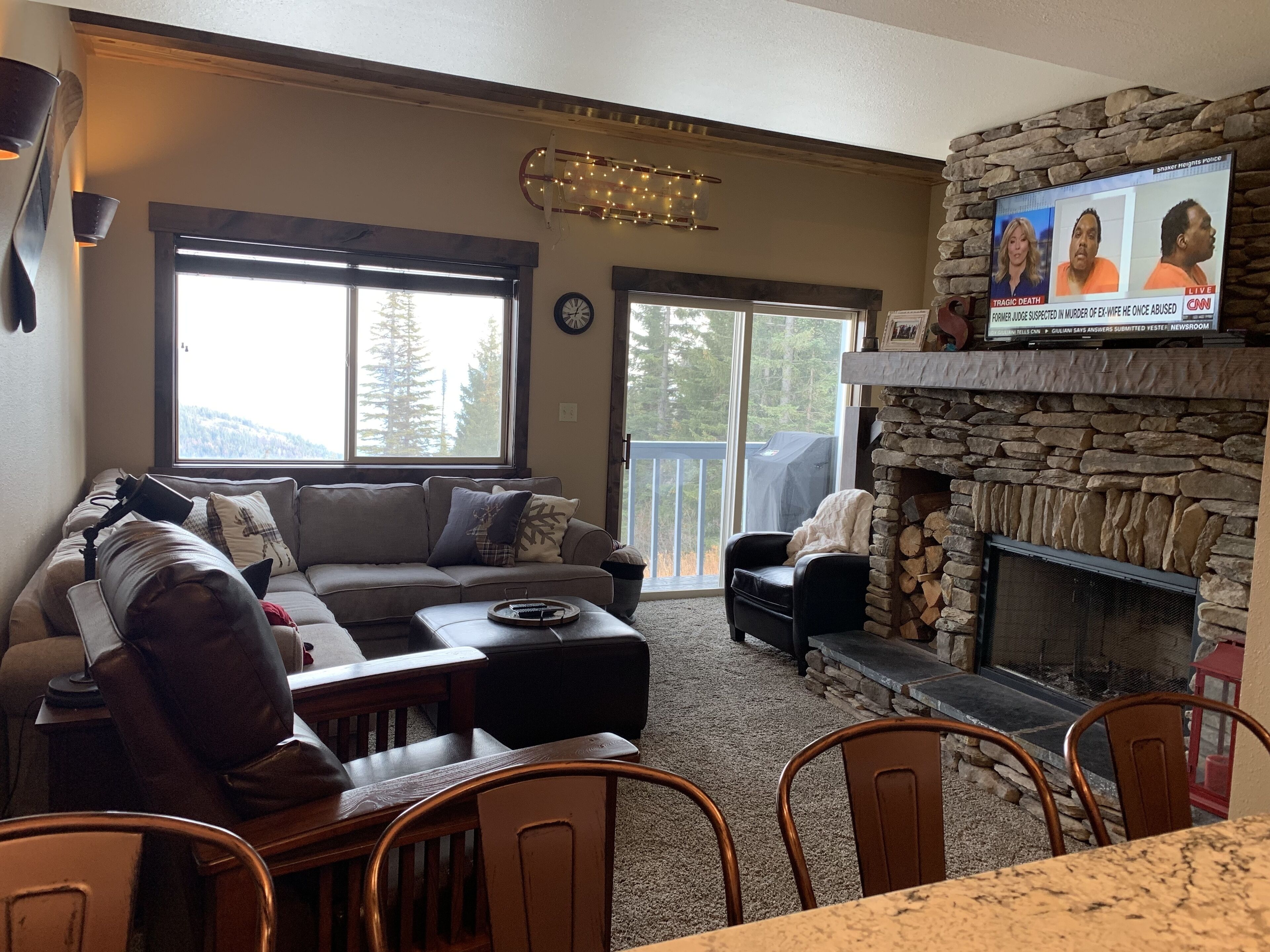 Smart TV, chimenea, videojuegos y reproductor de DVD 