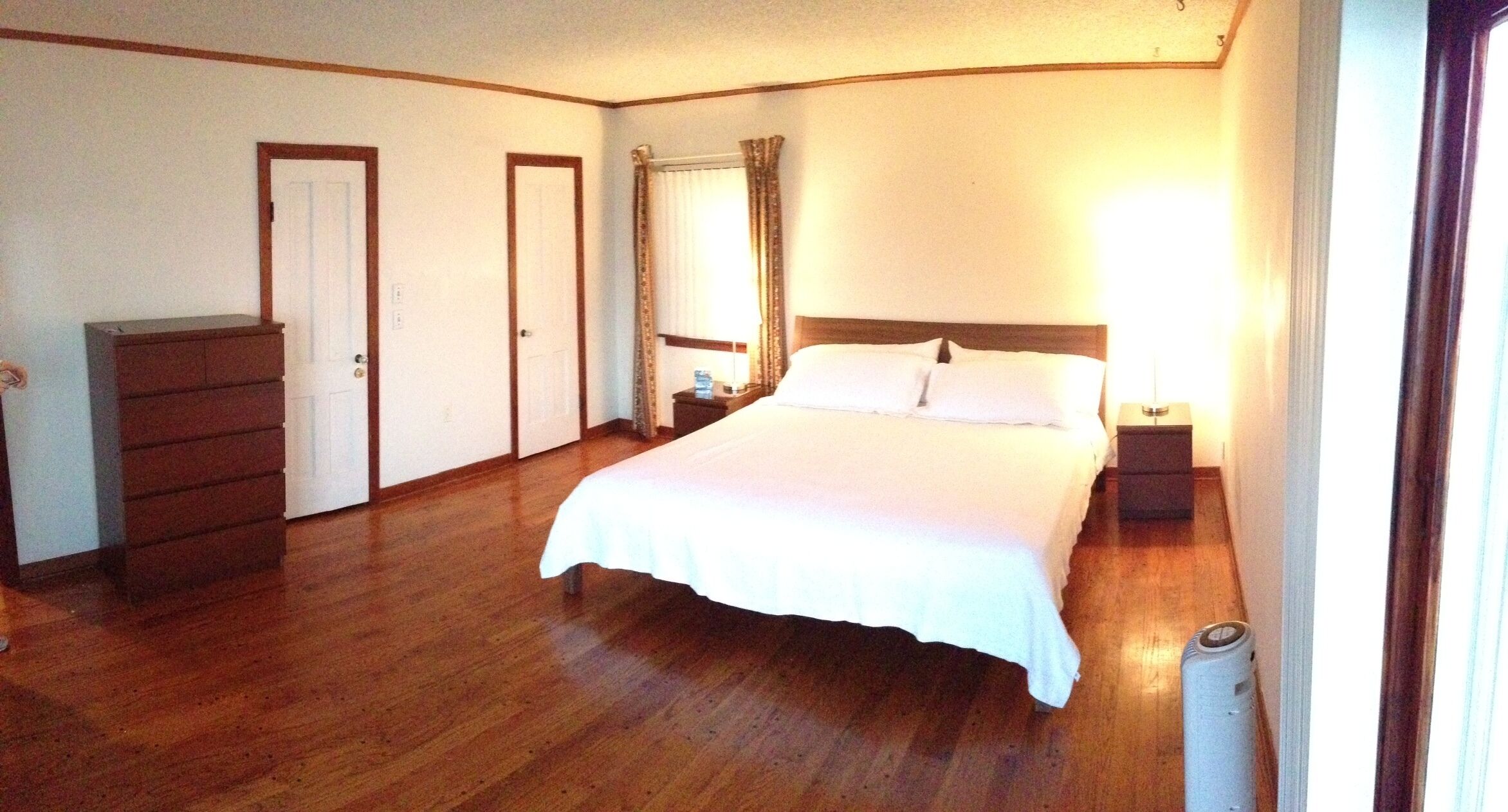 Lakefront Getaway: Scenic Retreat Close to Many Attractions  