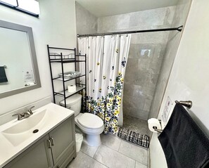 Dusche, Haartrockner, Handtücher, Seife