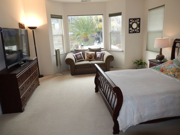 4 bedrooms, iron/ironing board, WiFi, bed sheets