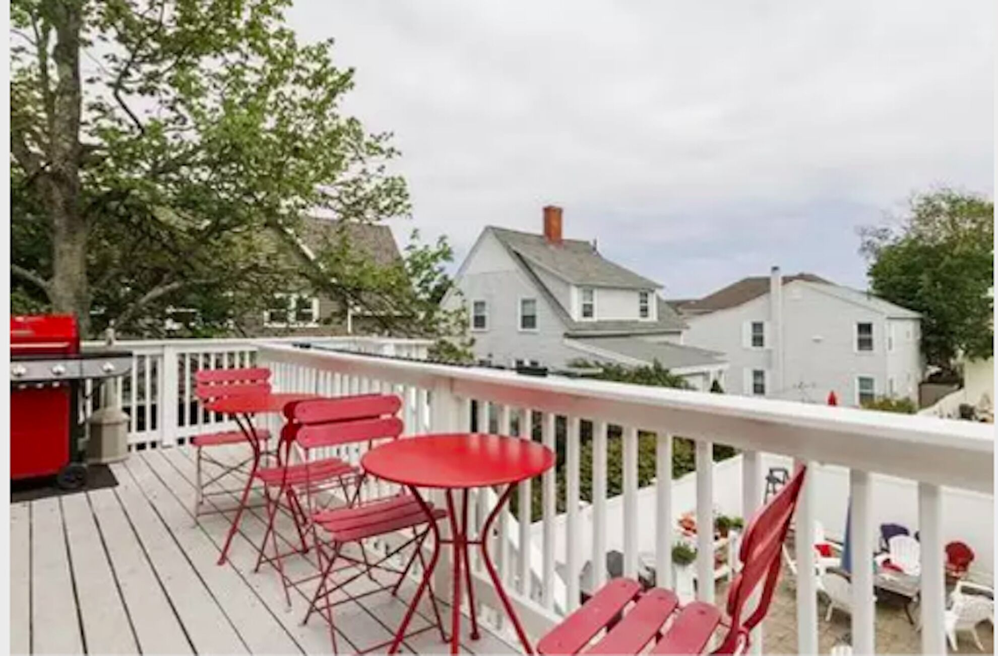 Lovely beachside two-bedroom apartment with sundeck