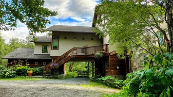 Eagle Peak Guesthouse