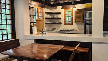 Geladeira, micro-ondas, fogão, cooktop