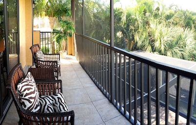 6 Bedroom Gorgeous Waterfront Home With dock, panorama waterview, walk to beach,