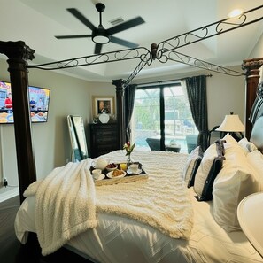 6 bedrooms, memory-foam beds, iron/ironing board, travel cot - 6 Bedroom Gorgeous Waterfront Home With dock, panorama waterview, walk to beach, (Marco Island)