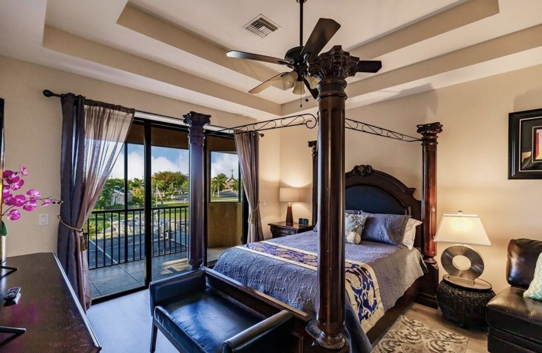 6 Bedroom Gorgeous Waterfront Home With dock, panorama waterview, walk to beach,