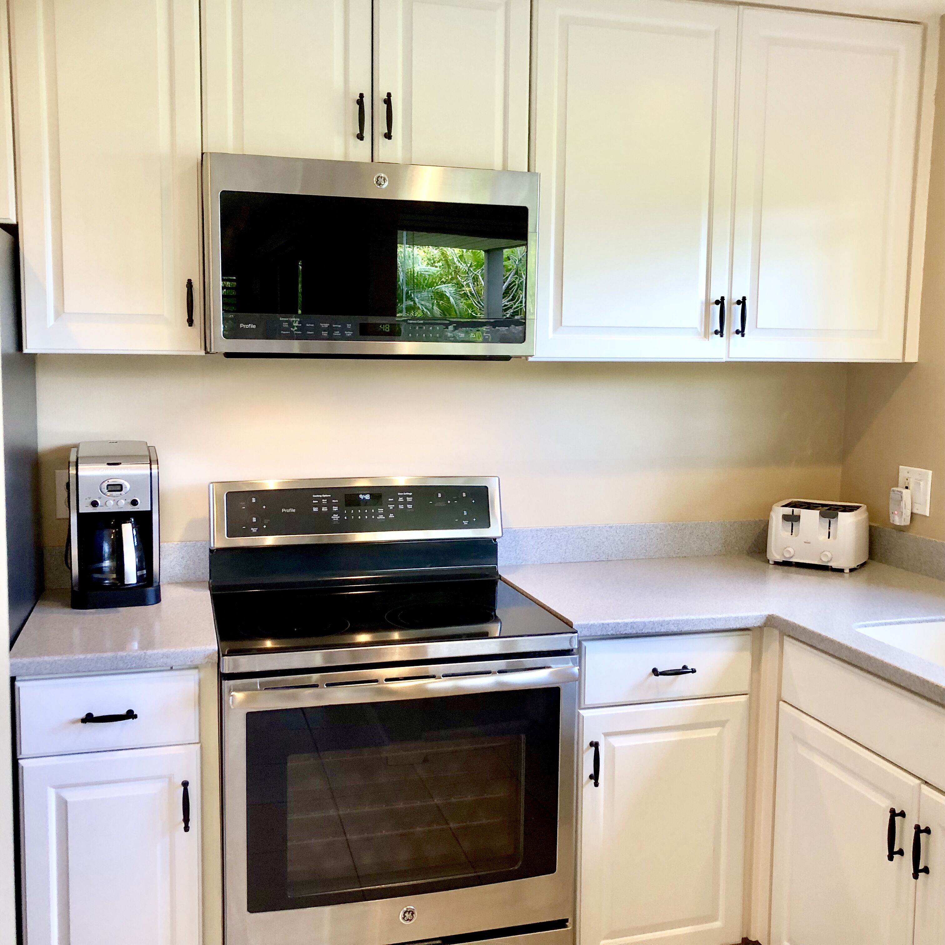 Ocean Views & Privacy! Best Value! Modern Ekolu Remodeled Home