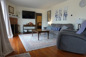 Smart TV, fireplace, video games, offices - Mid Century Modern Retreat in North Augusta (North Augusta)