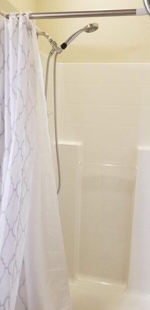 Ensemble baignoire-douche, séchoir à cheveux, serviettes fournies, savon