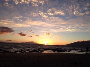 Playa en los alrededores, camastros y toallas de playa 