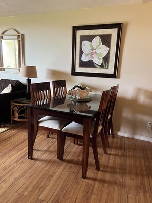 Dining - Tropical Garden End Unit A/C with Ocean & sunset Views! Walk to Keawakapu Beach! (Kihei)