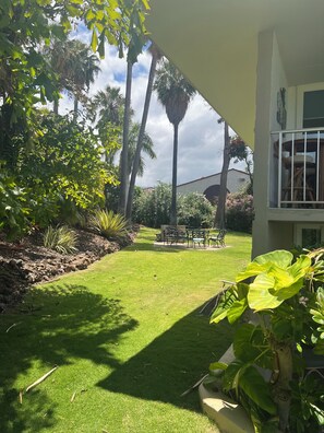 Outdoor dining - SUMMER DISCOUNTS! A/C with Ocean & Sunset Views! Walk to Keawakapu Beach! (Kihei)