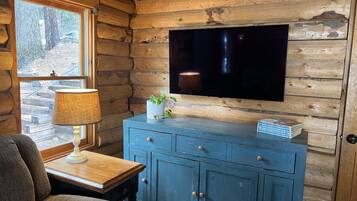 Smart-TV, Kamin, Bücher