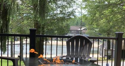 Lakefront Beauty ~ Hot Tub & Arcade Room!- sleeps13