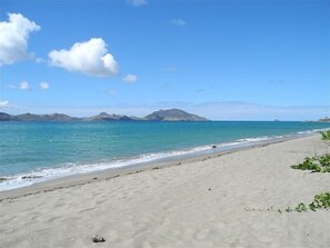 Nær stranden, solsenger og strandhåndklær