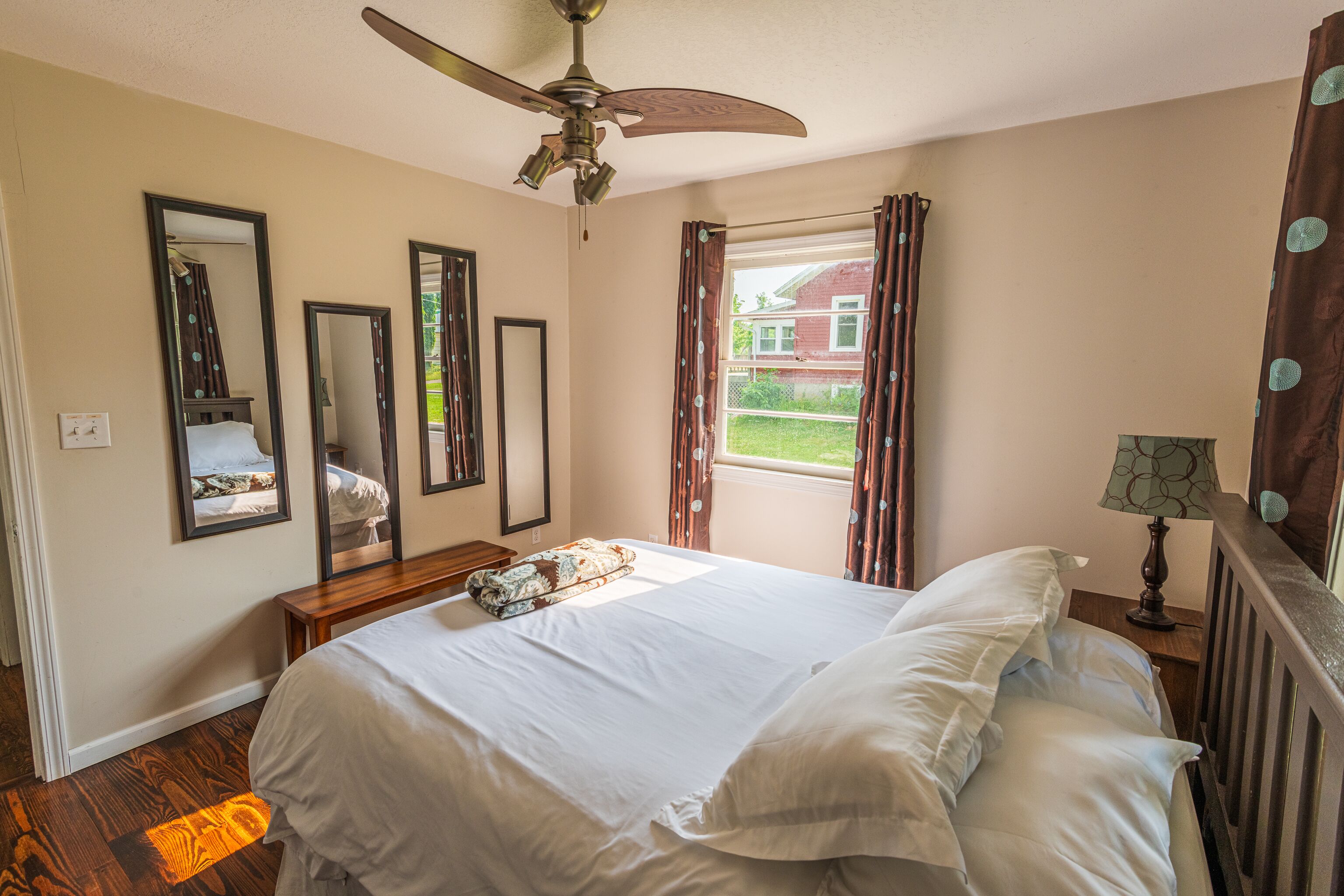 2 bedrooms, travel crib, free WiFi, bed sheets