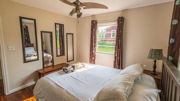 2 bedrooms, travel crib, free WiFi, bed sheets