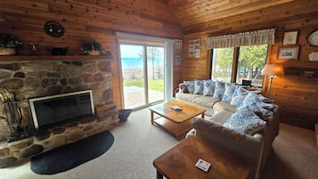 Televisión, chimenea y estéreo