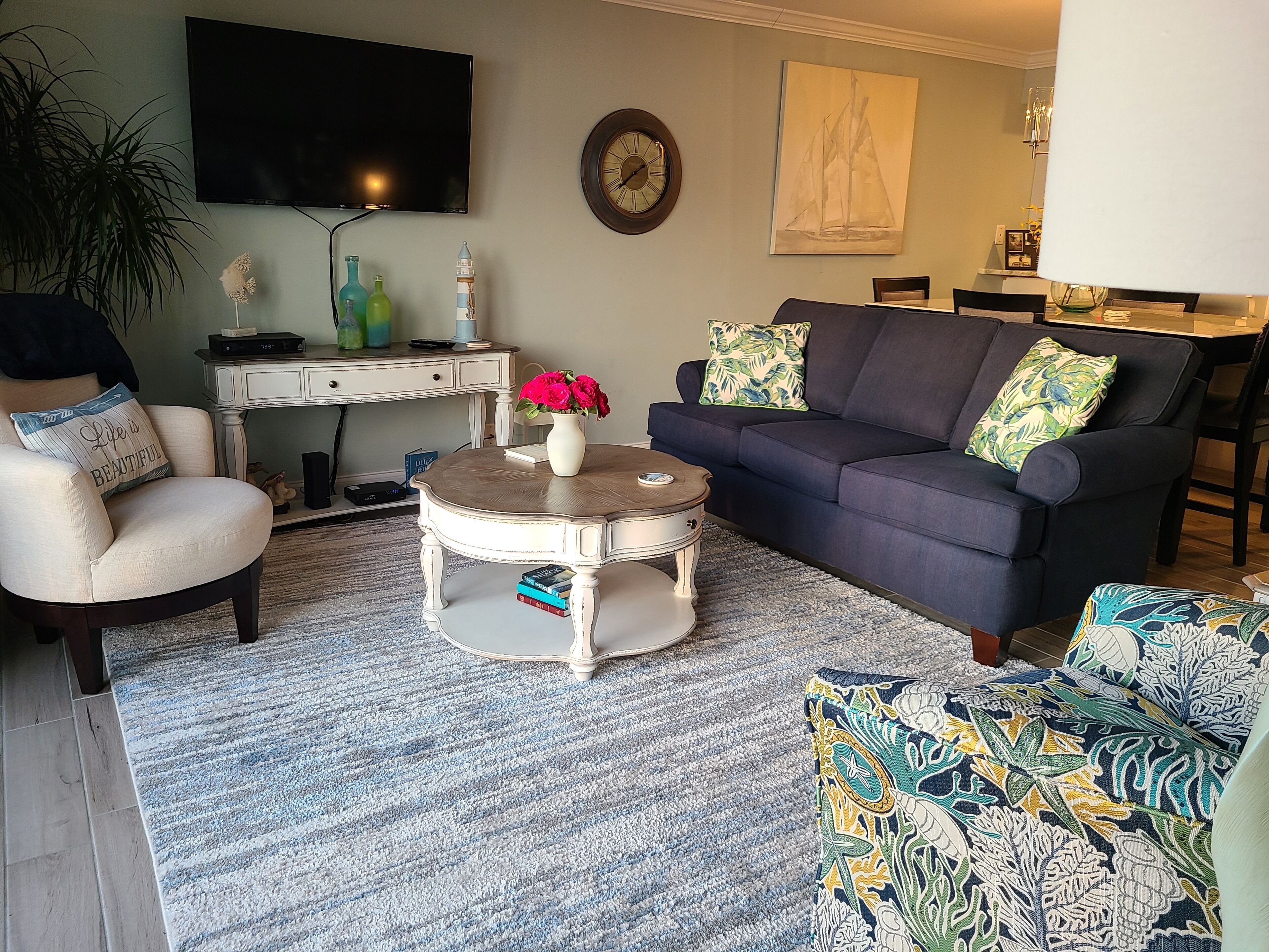 Big dog friendly. Breathtaking sunrises from your couch or bed. Linens included.