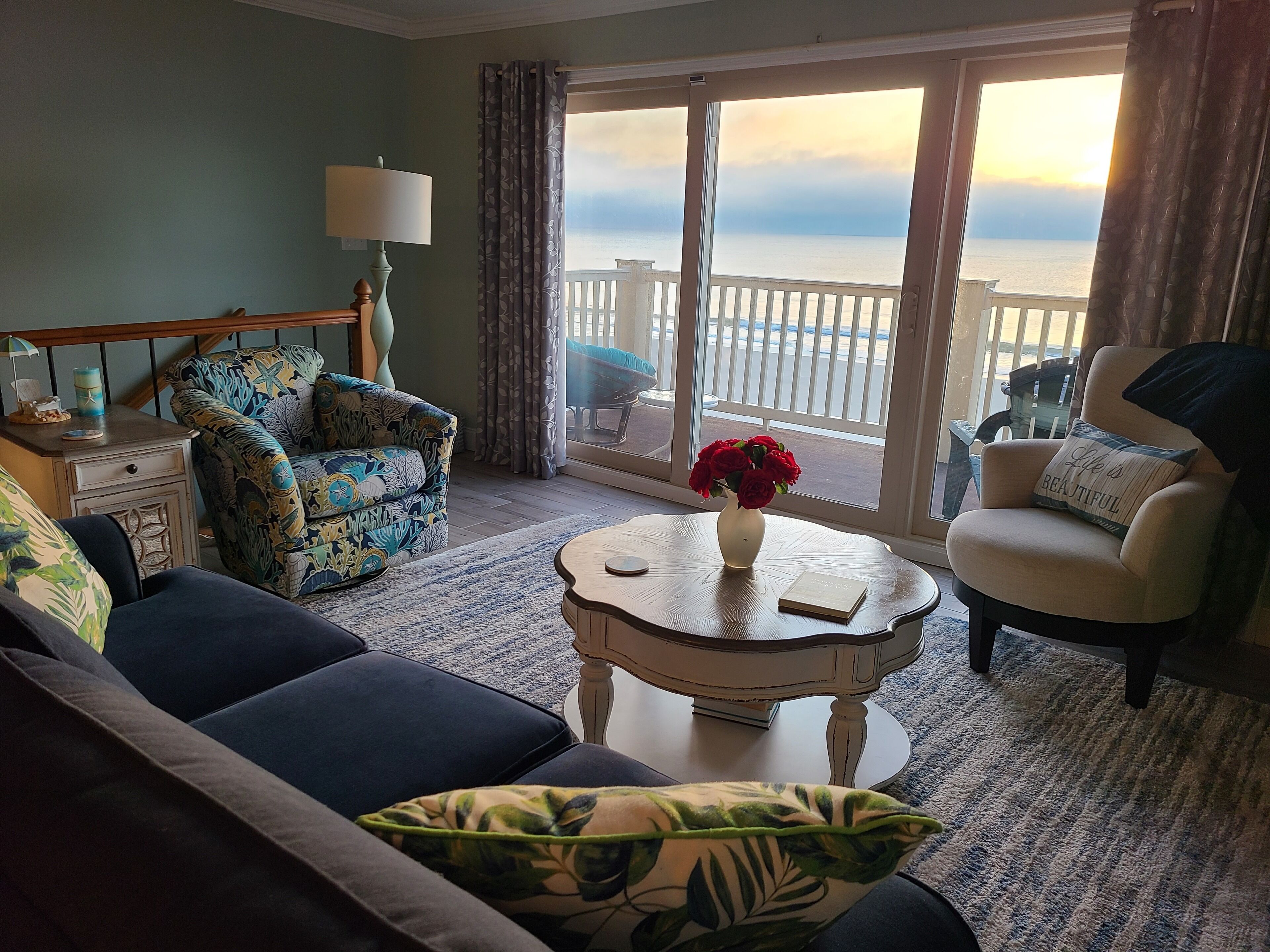 Big dog friendly. Breathtaking sunrises from your couch or bed. Linens included.