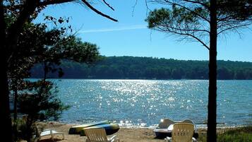 Rannalla, aurinkotuoleja