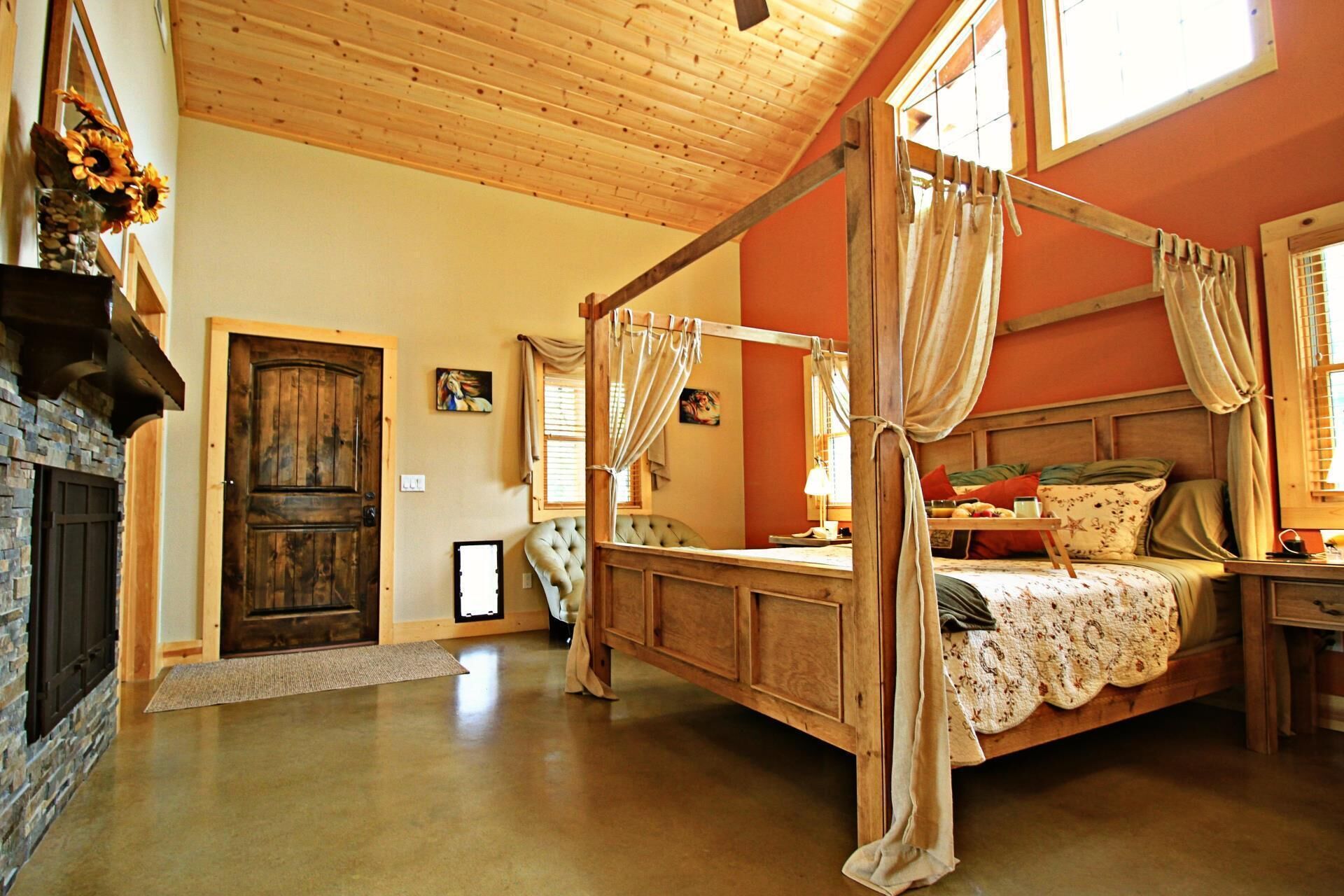 Dog-Friendly Guest House on 60 Acres – Views, Pond, Trails, Hot Tub & More!