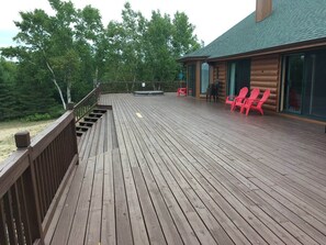 Terrace/patio - Drummond Island Hotel & Vacation Homes - Rocky Knoll Lodge (Drummond)