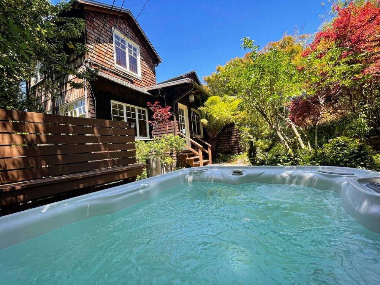 Relaxing Treetops Stay | Hot Tub + Views of Bay