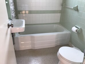 Ein Badezimmer mit Badewanne, Toilette und Waschbecken.