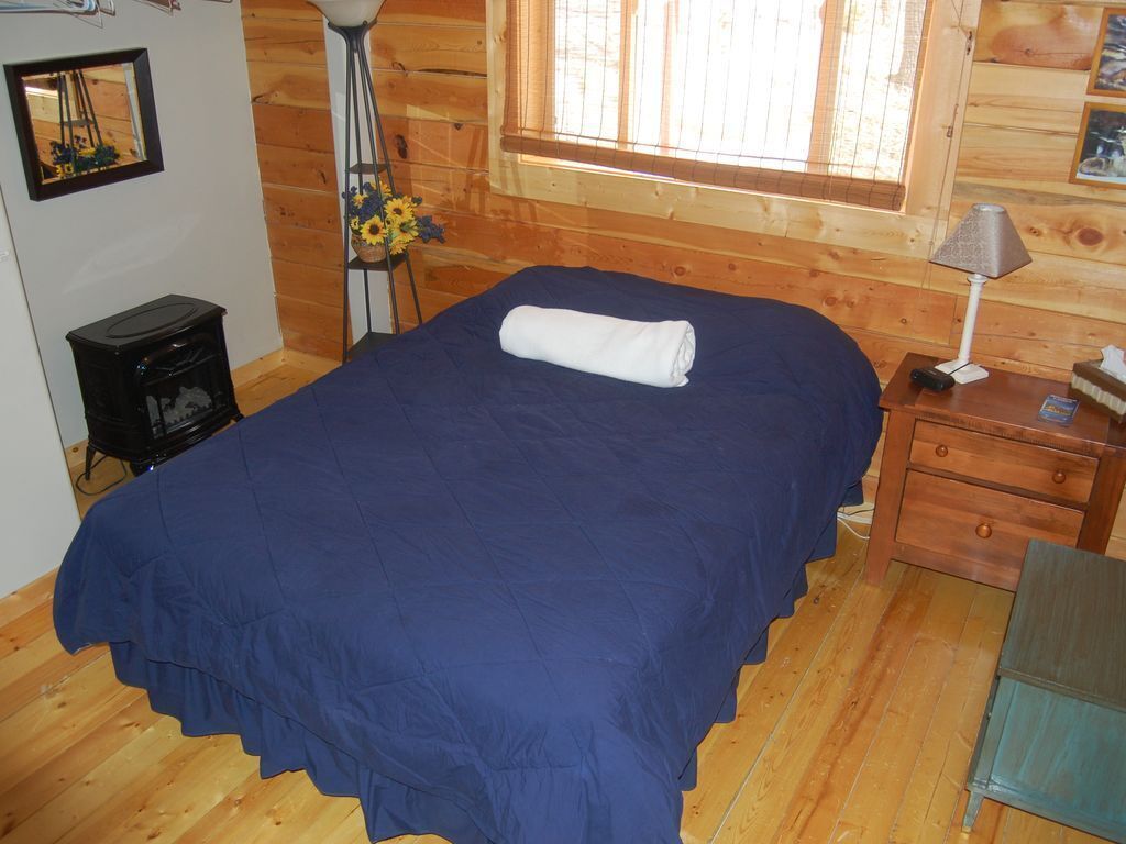 Bighorn Lodge Log Cabin at Jo Love Ranch adjacent to Sharon's Meadow!