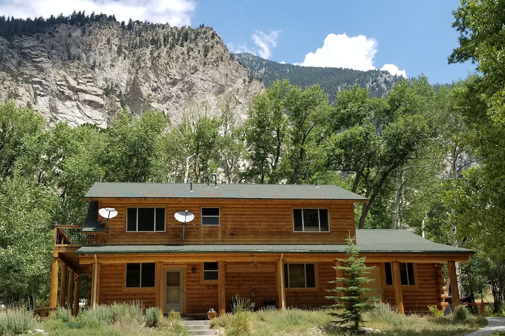 Bighorn Lodge Log Cabin at Jo Love Ranch adjacent to Sharon's Meadow!