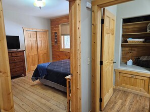 4 bedrooms, iron/ironing board, free WiFi, bed sheets - Closed to the Hot Springs and fishing The Bighorn Lodges!! (Nathrop)