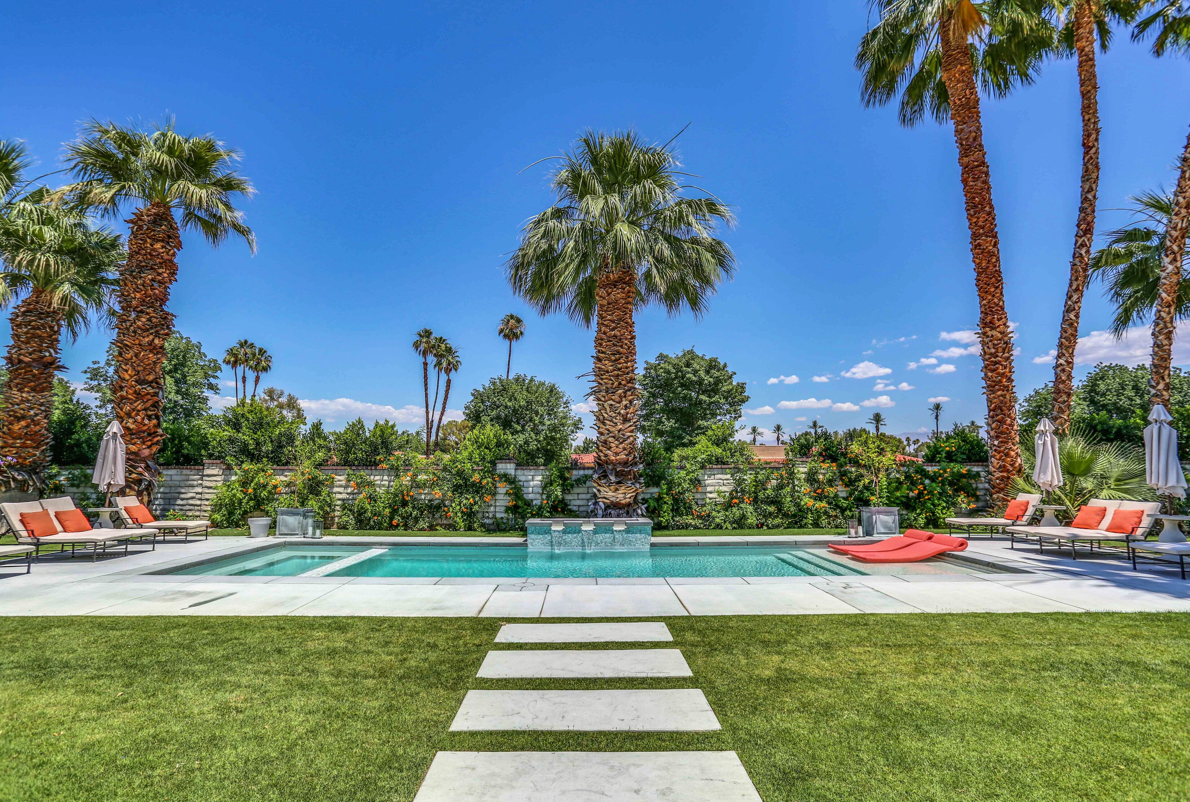 Een verwarmd zwembad