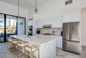 Réfrigérateur, micro-ondes, four, lave-vaisselle