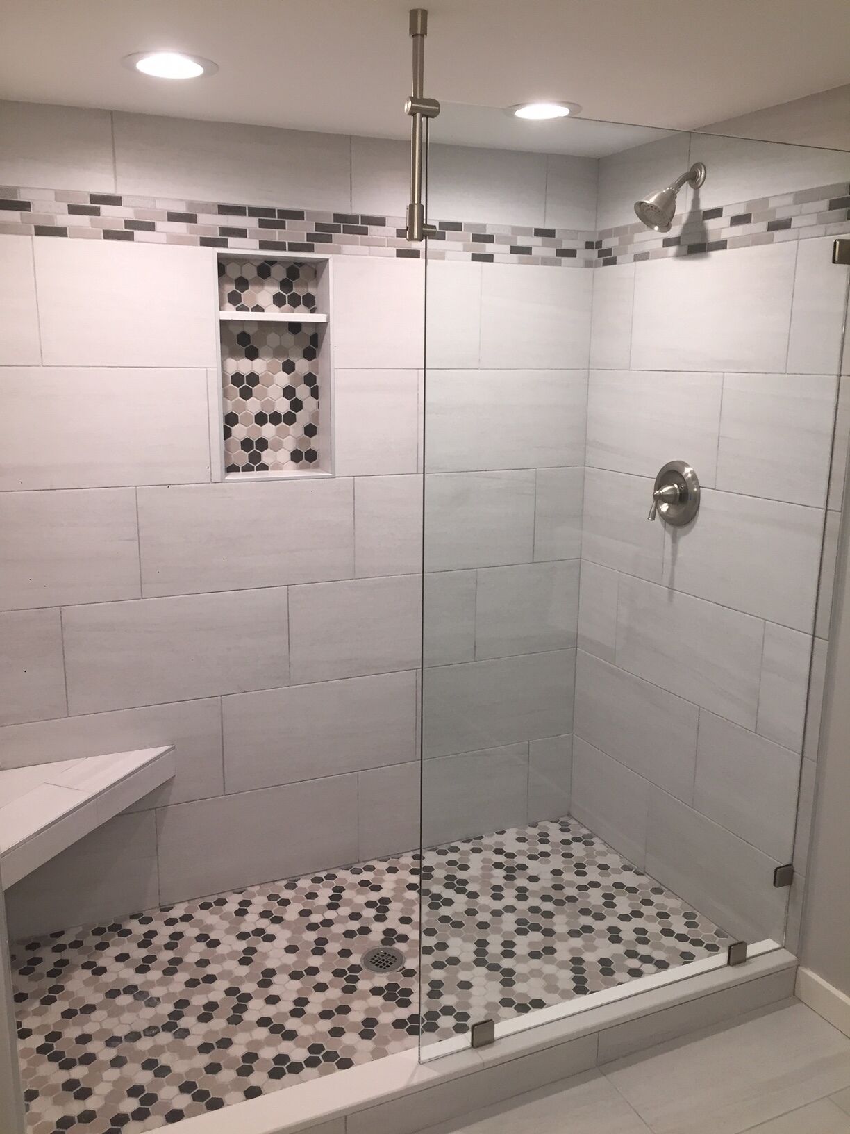 Ensemble baignoire-douche, séchoir à cheveux, serviettes fournies, savon