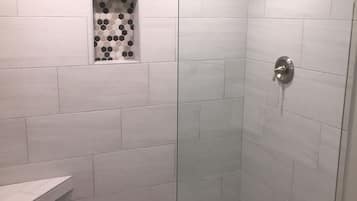 Ensemble douche/baignoire, sĂšche-cheveux, serviettes fournies, savon