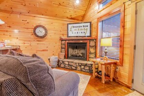 Interior - Heaven`s Edge Luxury Cabin (Broken Bow)