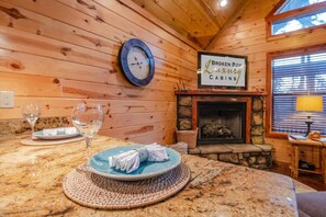 Dining - Heaven`s Edge Luxury Cabin (Broken Bow)