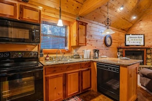 Køleskab, mikrobølgeovn, ovn, kogeplade