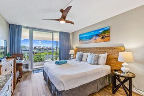 Tabla de planchar con plancha, wifi gratis y ropa de cama