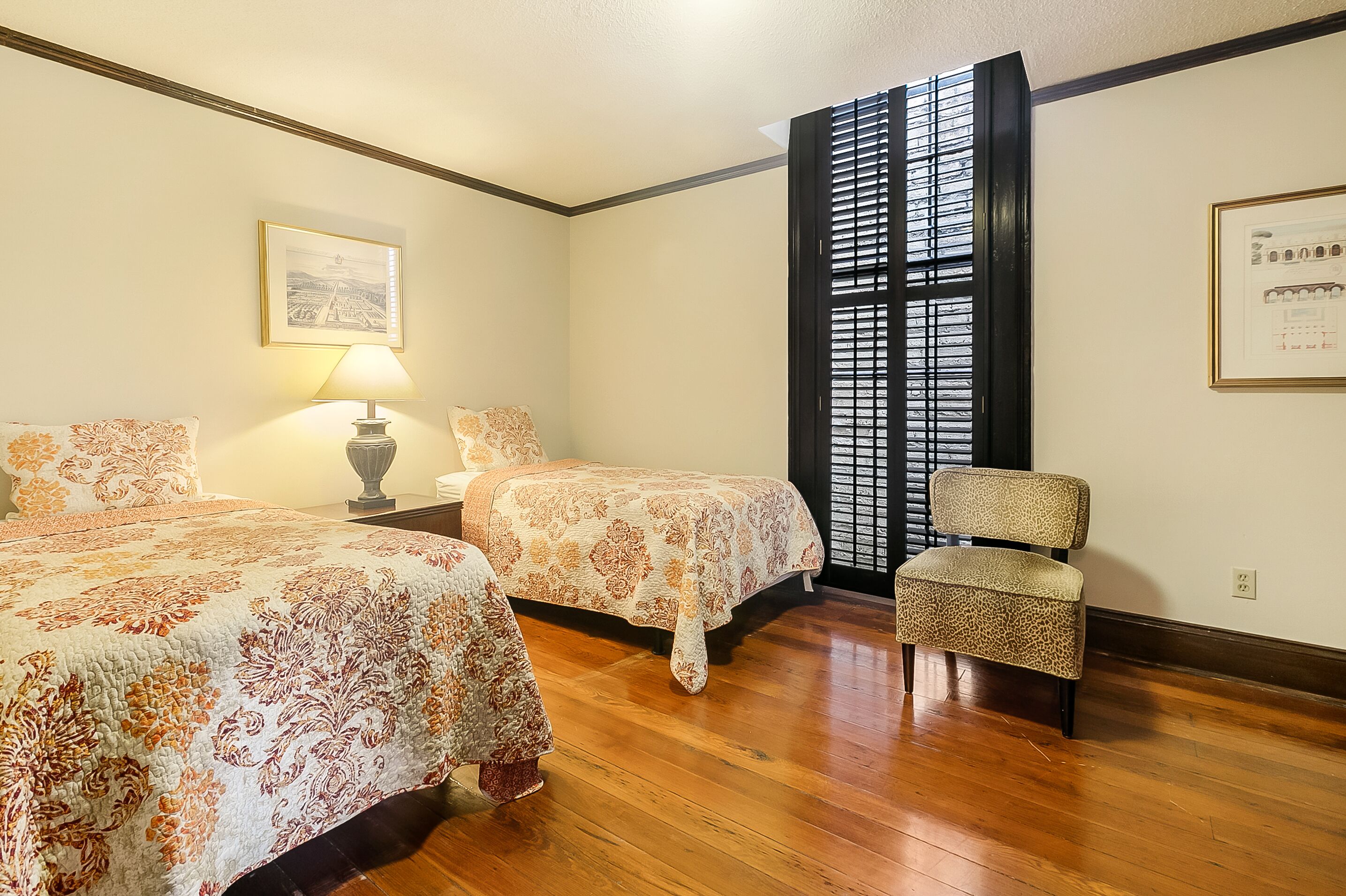 Sleeps 13,  3 BLOCKS TO BOURBON AND FRENCH QUARTER ATTRACTIONS.