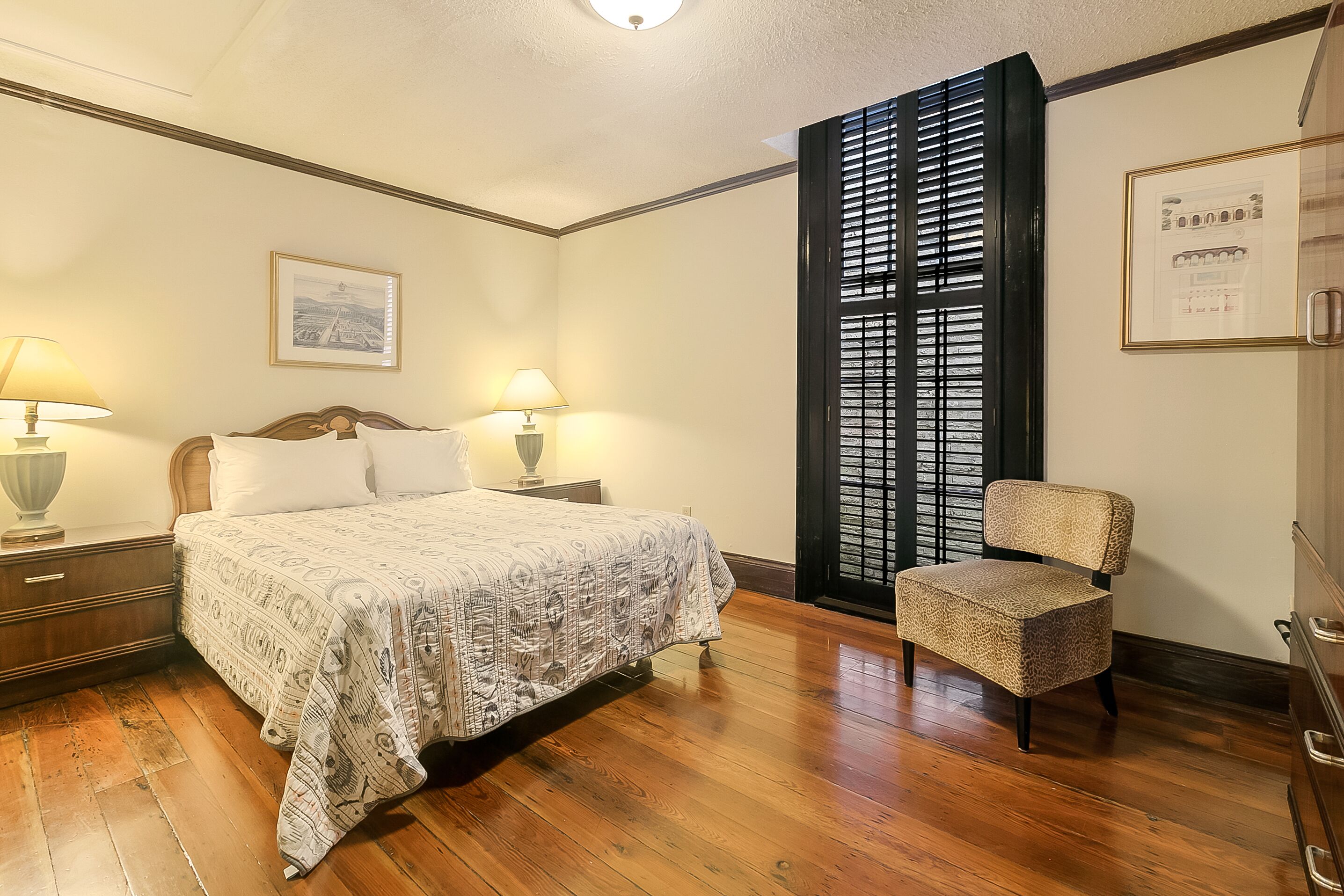 Sleeps 13,  3 BLOCKS TO BOURBON AND FRENCH QUARTER ATTRACTIONS.