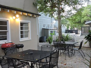 Outdoor dining - Walk to all the French Quarter attractions. Excellent location for a group. (New Orleans)