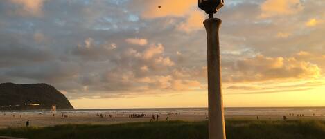 Et kystlandskab med en lygtepæl og en strand i baggrunden.