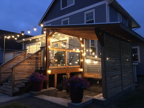 Beautiful Historic 5 Star Home On The River's Edge In Seaside. Walk to Downtown.